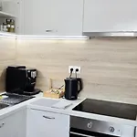 In Quiet Location Near The Center شقة براتسيلافا